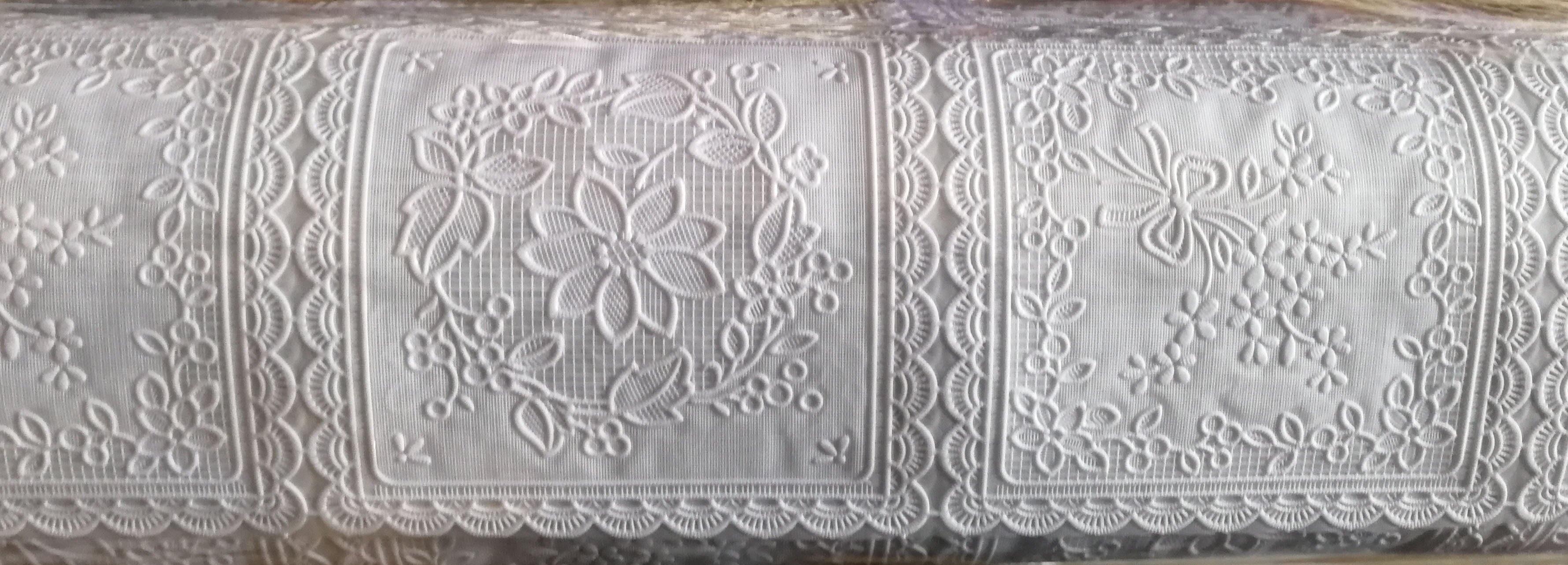 Скатерть ТR-679 белая (138*20)