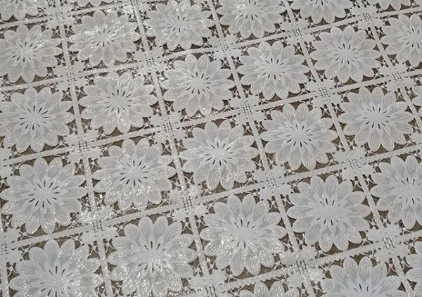Клеенка ажурная "Лейс" 027Д (бел./большие цветы) (1,32х22м)