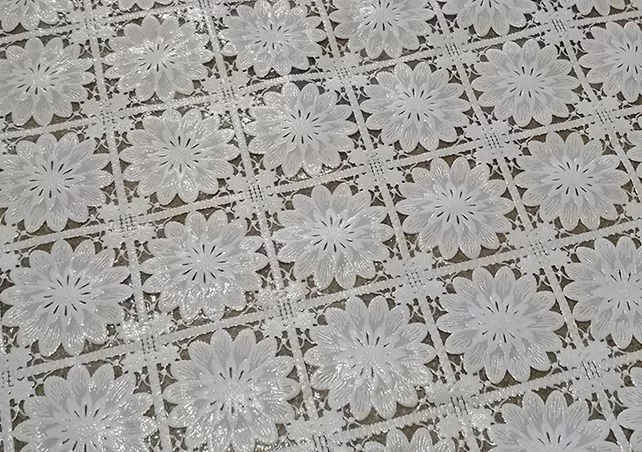 Клеенка ажурная "Лейс" 027Д (бел./большие цветы) (1,32х22м)